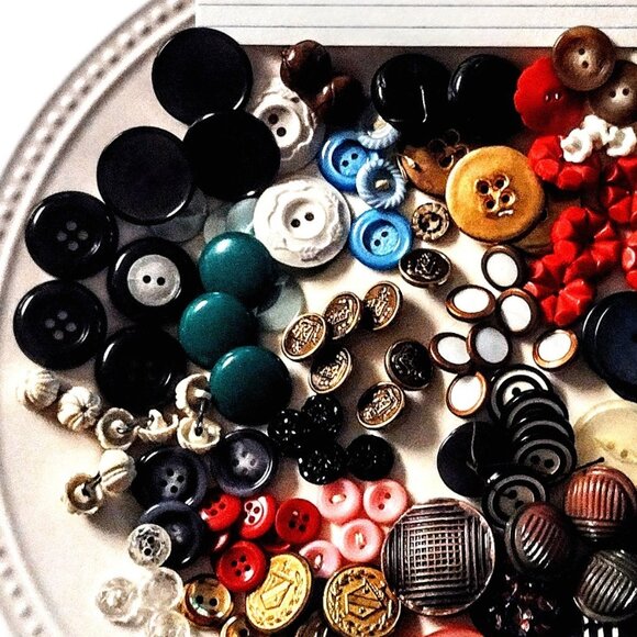 BUTTONS ~  1 Lb. Mixed LOT #3 ~ All Types, Sizes, Ages ~ INCLUDES SORTED SETS! - Picture 3 of 6
